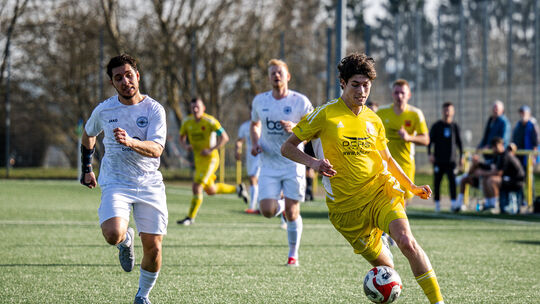 Kirchbergs Youngster Enrico Geiß (in Gelb) entwischte den Andernachern um Drinor Demiraj in der ersten Hälfte ein ums andere Mal