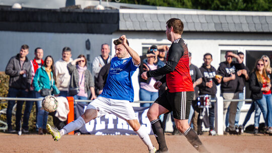 Falk Pütz (blaues Trikot) und sein SSV Ellenz-Poltersdorf mussten sich auf dem Dickenschieder Hartplatz im Aufsteigerduell mit 0