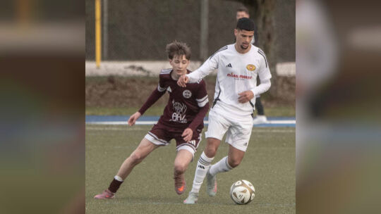 Vergab in der Schlussphase eine gute Chance: Joshua Rodriguez (weißes Trikot) von der SG Meisenheim.
