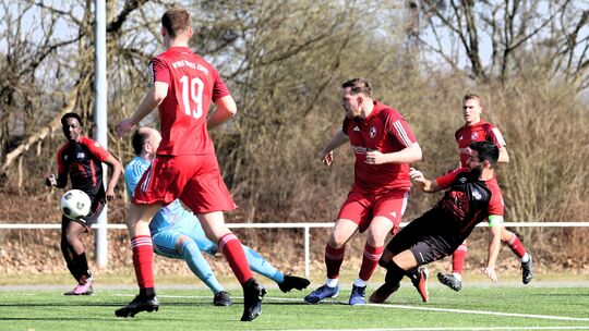 In dieser Situation erzielt Ali Karnoub (im Fallen) das 1:0 für die SG Neuwied. Am Ende gewann die SG gegen den FV Rot-Weiß Erpe