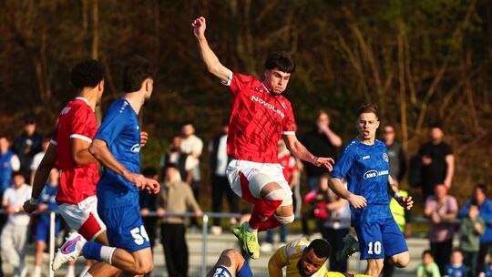 Shawn Blum (Mitte) und der 1. FC Kaiserslautern II haben die Hürde Cosmos Koblenz (in Blau von links mit Serdar Arslan, Yoel Loz