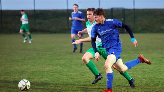 Noah Meurer (in Blau) und sein FC Peterswald-Löffelscheid mussten sich im Derby der SG Hunsrückhöhe um 1:1-Torschütze Felix Schm