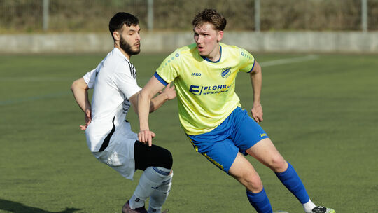 Die Reserve des FC Emmelshausen-Karbach (hier Deniz Bürü im weißen Trikot) setzte sich mit 4:0 beim SV Weitersburg (Jakob Noß, r