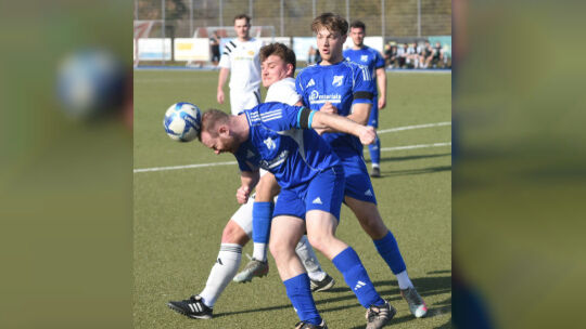 Kopfball-Abwehr: Ein Spieler der SG Nordpfalz klärt das Leder vor Marek Peters, dem dreifachen Torschützen der Meisenheimer Zwei