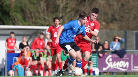 Immendorfs Kapitän Marvin Weber (in Rot) versuchte zwar alles mit seinem Team, um der Trierer Reserve beizukommen, aber das gela