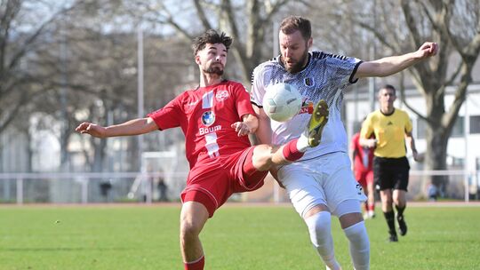 Mit einem Doppelpack zum 3:2 und 4:2 brachte Ahrweilers Thomas Idel (rotes Trikot) seine Mannschaft gegen den SV Eintracht Mendi