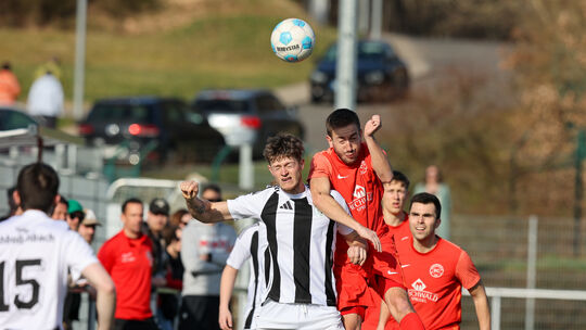 Der SC Birkenfeld war nicht nur bei diesem Kopfballduell obenauf. Die Kreisstädter besiegten die Spvgg Nahbollenbach.