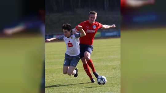 Mörschbachs Kapitän Leon Schulzki (rechts) foult Jannis Brandt vom FC Urbar und sieht nach 45 Minuten die Gelb-Rote Karte. Trotz