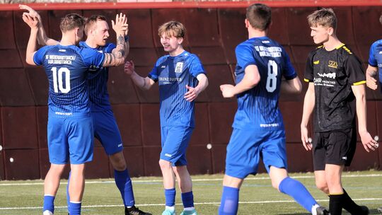 Die Spieler der SG Niederbreitbach/Waldbreitbach bejubeln ihren Treffer zum 2:0-Endstand beim VfL Oberbieber. Durch den Sieg sch