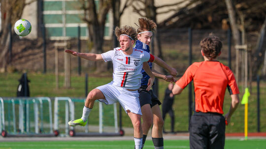 Kapitän und Torschütze Altrim Pajaziti (links, hier gegen Leonard Ries) überflügelte mit seinem FC Kosova die SG Westerburg, der