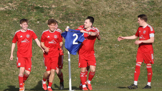 Sein Tor zum 2:0 beim 4:0 gegen Bitburg feierte Laubachs Lukas Mey mit dem Trikot des schwer am Knie verletzten Teamkollegen Ste