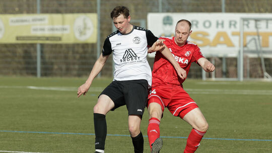 Nein, mangelnden Einsatz konnte man Jordi Frohn (rotes Trikot) und seinem FV Rübenach im Heimspiel gegen die SG Schneifel nicht