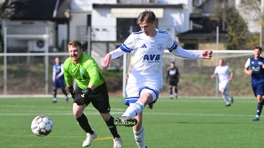 Heimersheims Peter van Weenen (weißes Trikot) erzielt das 1:0 gegen die SG Bad Breisig, doch am Ende mussten sich die Gastgeber