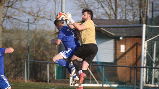 Perlbachtals Torhüter und Spielertrainer Sven Metzger packt in Breitenthal sicher zu. 4:1 gewann sein Team noch, nachdem es in d