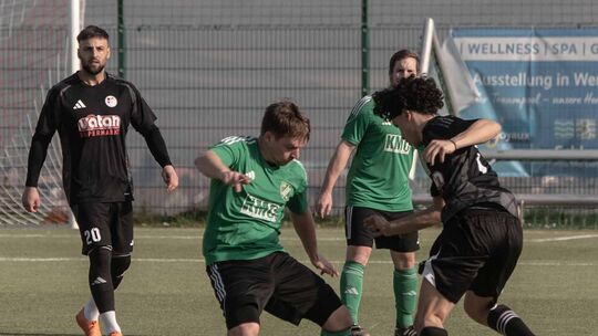 Der TuS Winzenheim (schwarze Trikots) tat sich schwer gegen einen kampfstarken SV Oberhausen, holte aber mit einem 3:0-Sieg drei