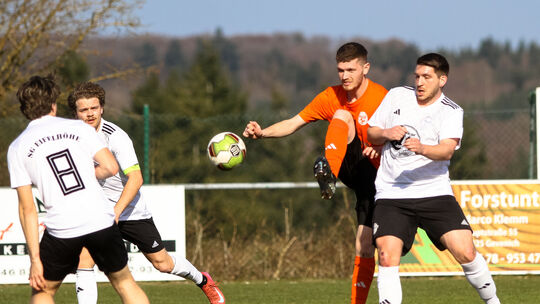 Die neu formierte SG Brohlbachtal um ihren Spielmacher Tom Johann (in Orange-Schwarz) kommt in dieser Saison einfach nicht in di
