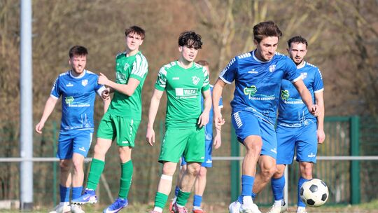 Die Fußballer von Tabellenführer BSC Güls (in Blau) taten sich beim SC Vallendar zwar schwer, gewannen aber letztendlich mit 2:1