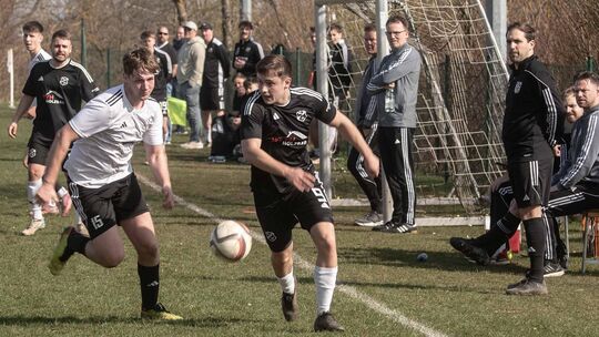 Die SG Weinsheim II (schwarze Trikots) ist der Konkurrenz stets einen Schritt voraus, gewann auch das Spitzenspiel gegen den SV