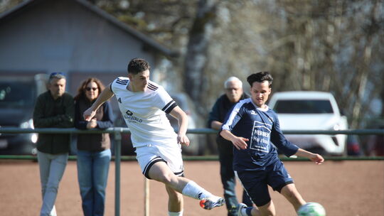 Darius Oancea (links) entschied das Derby gegen den TuS Leisel zugunsen seiner SG Niederhambach/Schwollen.