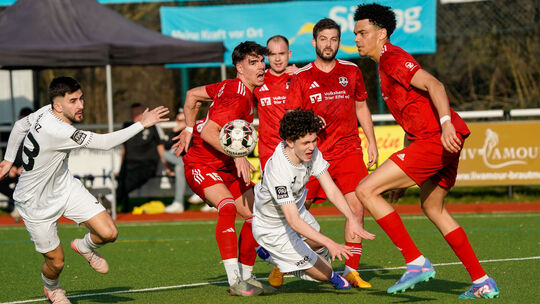 Eine gute Halbzeit reichte dem VfB Linz (weiße Trikots, von links mit Arben Sejdija und Vin Kill) nicht. Die Mannschaft von Thom Eine gute Halbzeit reichte dem VfB Linz (weiße Trikots, von links mit Arben Sejdija und Vin Kill) nicht. Die Mannschaft von Thom