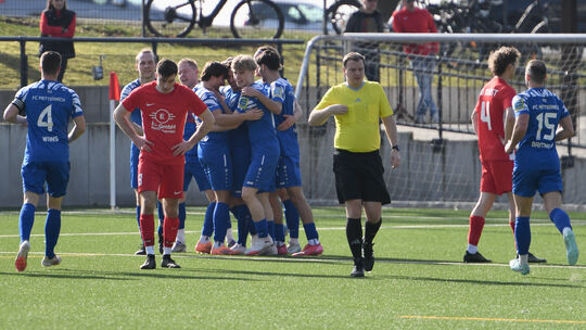 Gleich sieben Mal hatten die Spieler des FC Metternich (in Blau) bei ihrem Auswärtssieg Grund zu jubeln. Durch den 7:3-Auswärtse