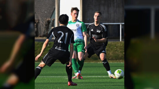 Ein Doppelpack Leon Bogers (in Grün-Weiß) entschied die Partie gegen die SG Hundsangen (in Schwarz von links mit Masaya Omotezak