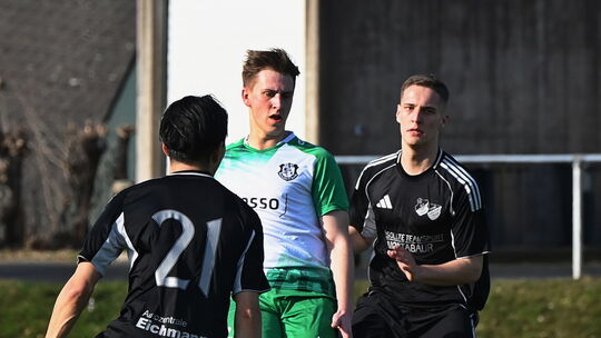 Ein Doppelpack Leon Bogers (in Grün-Weiß) entschied die Partie gegen die SG Hundsangen (in Schwarz von links mit Masaya Omotezak