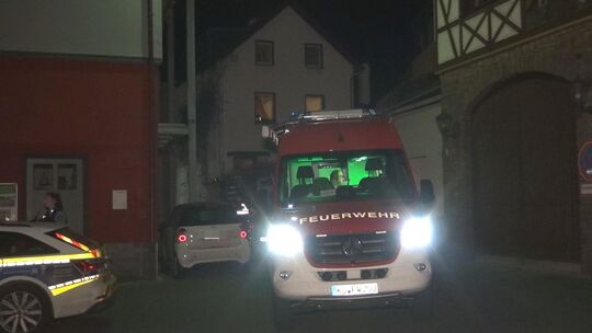 Rettungskräfte sind in Koblenz-Güls am Sonntagabend im Einsatz. Teile eines Meteoriten sind in ein Hausdach gekracht.