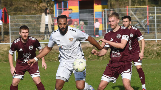 Kein Durchkommen: Die Schmittweilerer Jeffrey Renner (von links), Christian Rech und Erkan Akcan sichern den Hackenheimer Pierre