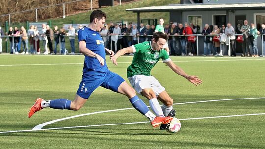 Philip Hommel (grünes Trikot), der in dieser Szene im letzten Moment von Wissens Marlon Schumacher (links) gestört werden konnte