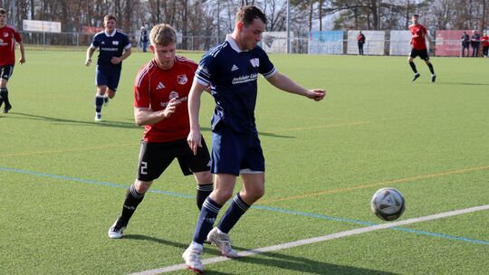 TuS-Verteidiger Fabian Haas ist hier an die Fersen von Jannik Hüngsberg. Die Burgschwalbacher setzten am Märchenwald im Kampf g
