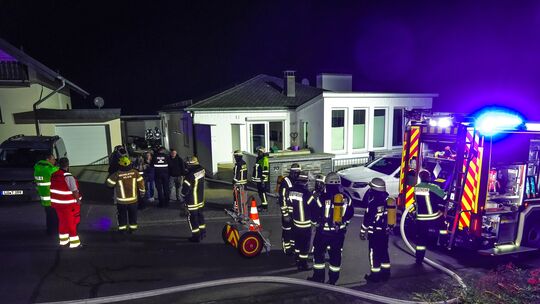 In der Straße „Hinter der Kirch“ in Rhaunen stand am Abend ein Büroanbau eines Wohnhauses in Flammen. Rund 40 Feuerwehrleute war