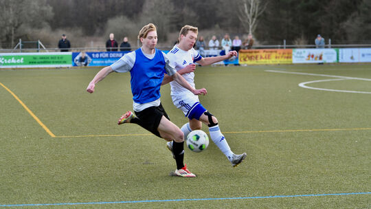 Hier läuft Birlenbachs Corvin Motz (im blauen Leibchen) den Ball vor Guckheims Robin Krick ab. Später entschied der Führende der