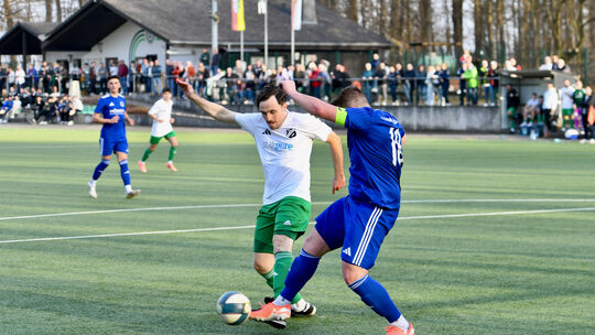Elberts Kapitän Tobias Brand (rechts) sorgte nach dem frühen Eigentor durch Leon Born (3.) für den schnellen Ausgleich (7.), ehe