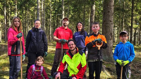 Revierförster Tobias Helfenstein (Mitte) begleitete die Aktion und freute sich über die starke Unterstützung durch die vielen fr