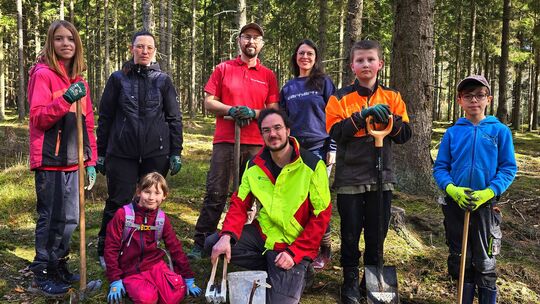 Revierförster Tobias Helfenstein (Mitte) begleitete die Aktion und freute sich über die starke Unterstützung durch die vielen fr