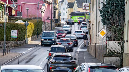 Die Anlieger der Koblenzer Straße in Nentershausen, die als zentrale Ortsdurchfahrt der Westerwaldgemeinde dient, ächzen immer w Die Anlieger der Koblenzer Straße in Nentershausen, die als zentrale Ortsdurchfahrt der Westerwaldgemeinde dient, ächzen immer w
