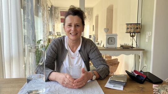 Christine Hartge-Ohlmann sitzt an ihrem Lieblingsplatz im Wintergarten.