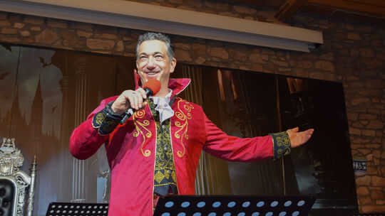 Bad Kreuznachs Oberbürgermeister Emanuel Letz bewies als Graf Letzula Selbstironie: Er moderierte das Singspiel der Fidele Wespe