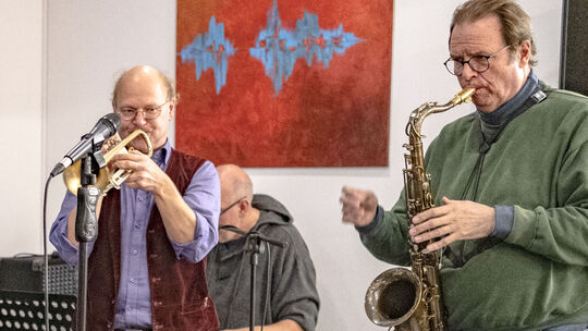 Ralph "Mosch" Himmler (links) und Wolf Dobberthin (hinten) laden wieder zum Jazz in den Sportpark Simmern ein. Zahlreiche heimis