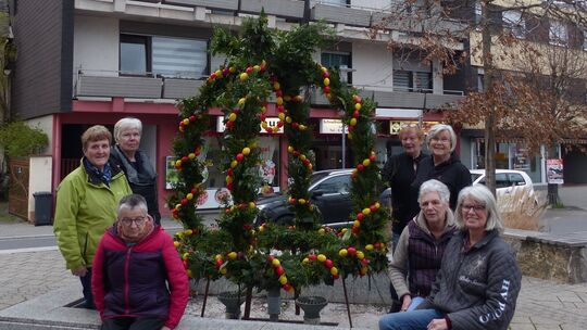 Hier - wie in den vergangenen Jahren - schmückten die Landfrauen den Brunnen in der Stadt Katzenelnbogen am Place de Serres mit