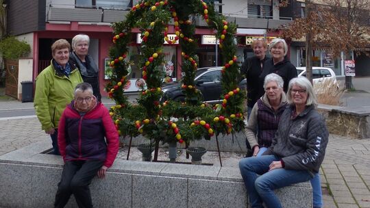 Hier - wie in den vergangenen Jahren - schmückten die Landfrauen den Brunnen in der Stadt Katzenelnbogen am Place de Serres mit