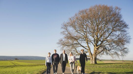 Christian Schwinn genießt mit seiner Familie und Labrador Ben die erste Frühlingssonne auf der Höhe zwischen Oberhosenbach und H