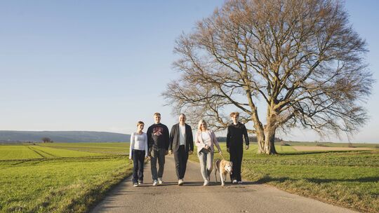 Christian Schwinn genießt mit seiner Familie und Labrador Ben die erste Frühlingssonne auf der Höhe zwischen Oberhosenbach und H