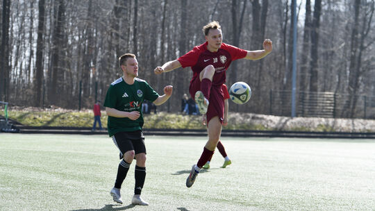 Artur Weber (am Ball, links Elberts Julian Wilhelmi) eröffnete in Horbach nicht nur den Torreigen für Spitzenreiter Sportfreunde