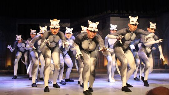 Ein Wolfsrudel wird dargestellt von der Jazztanzgruppe der Ballettschule.