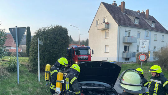 Feuerwehrkräfte der Einheit Waldböckelheim löschten und kühlten den Motorraum eines rauchenden BMWs - alles lief glatt.