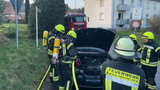 Feuerwehrkräfte der Einheit Waldböckelheim löschten und kühlten den Motorraum eines rauchenden BMWs - alles lief glatt.