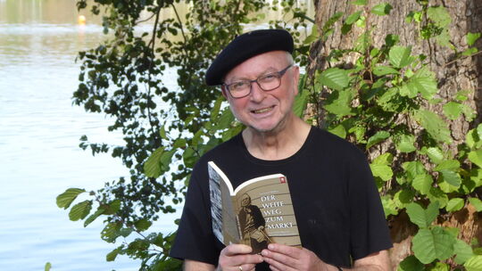 Als Herausgeber des Buches "Der weite Weg zum Markt" übernahm Wolfgang Weil aus Wuppertal, der in Filz im Kreis Cochem-Zell gebo