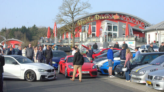 Am Devils Dinner trafen sich am frühen Samstagmorgen die PS-Jünger, um die PS-starken Sportwagen zu bewundern. Die Polizei ließ Am Devils Dinner trafen sich am frühen Samstagmorgen die PS-Jünger, um die PS-starken Sportwagen zu bewundern. Die Polizei ließ